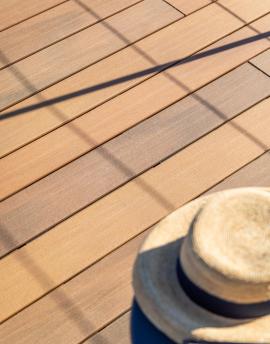 chapeau de paille posé sur une terrasse nuances ipé silvadec