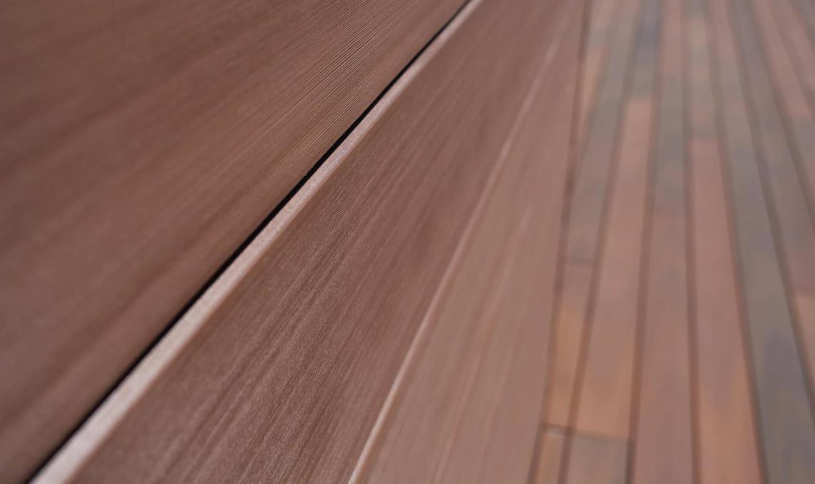 Details der Fassadenverkleidung Atmosphäre 175 Braun Sonne Silvadec 