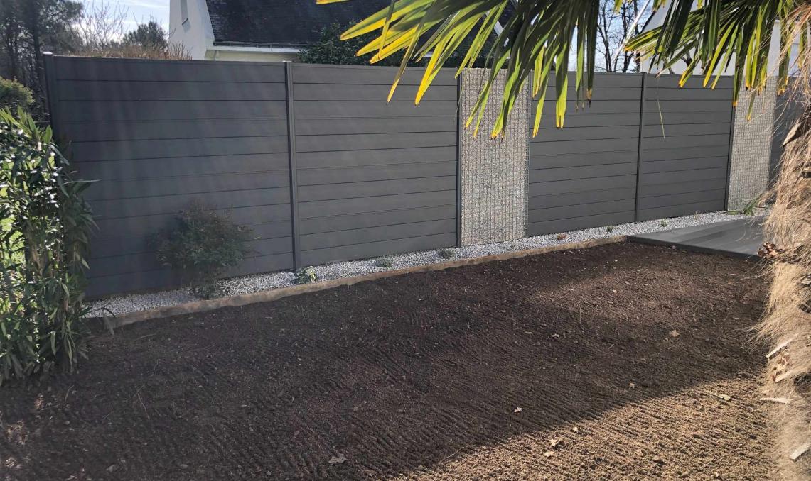 Clôture composite gris anthracite jardin résidentiel