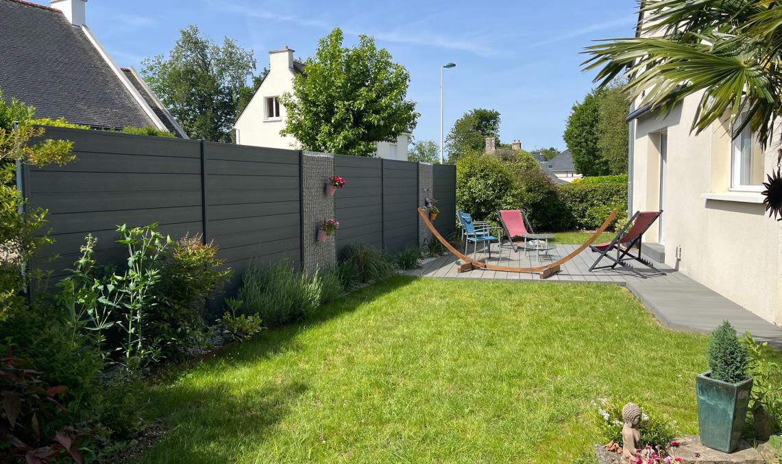 Clôture composite gris anthracite jardin résidentiel