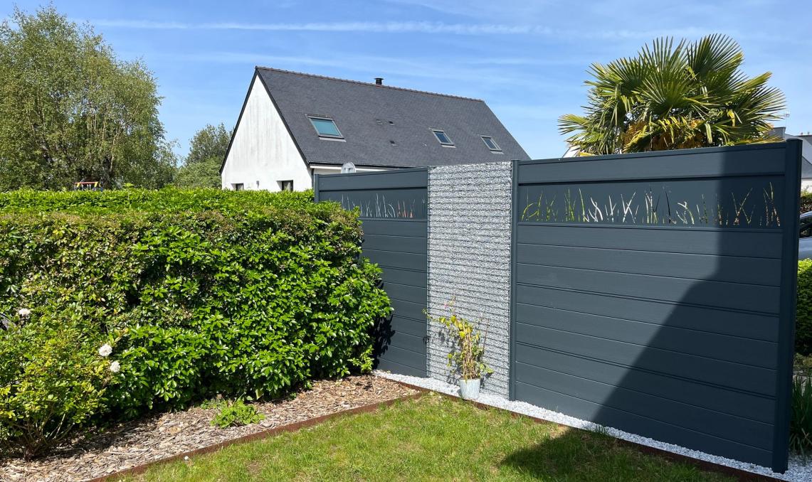 Clôture composite gris anthracite jardin résidentiel