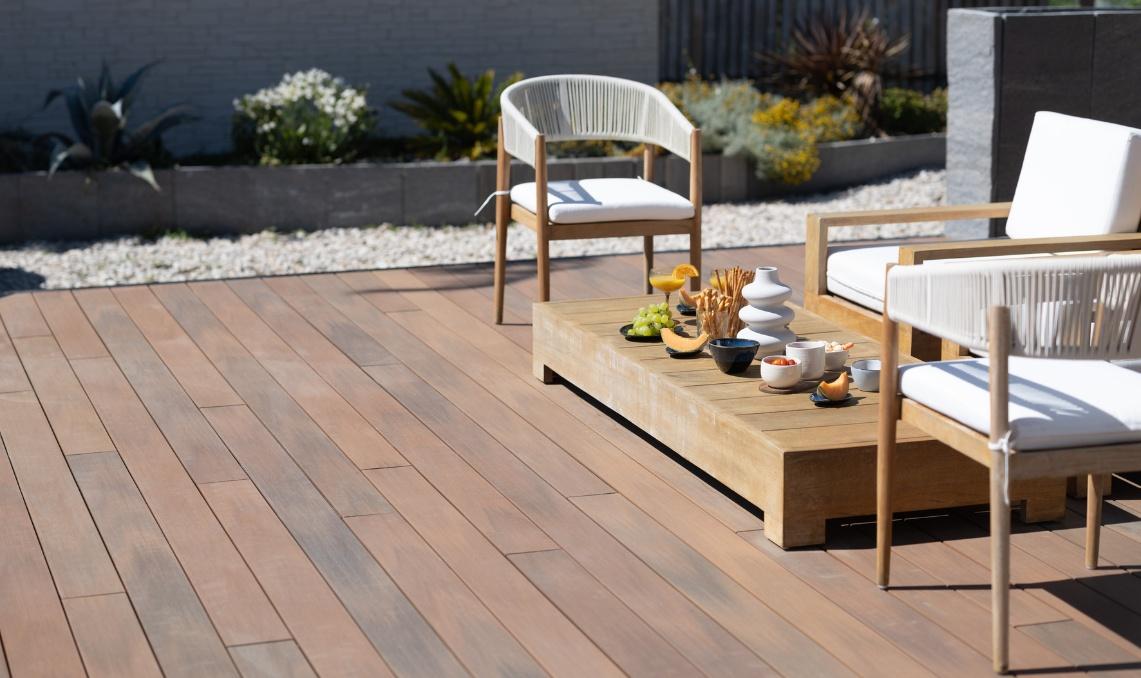 Terrasse en composite Nuances Ipé avec mobilier extérieur, Villa des Oliviers en Bretagne