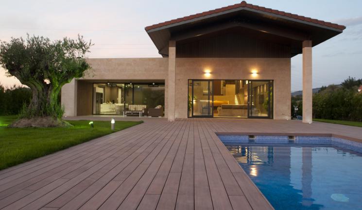 Terrasse Silvadec Braun Ecuador mit einem modernen spanischen Haus