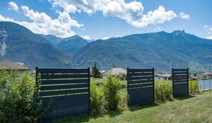 Clôture composite gris anthracite installation montagne