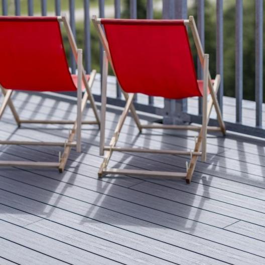 Deux chaises longues sur un balcon composite gris clair